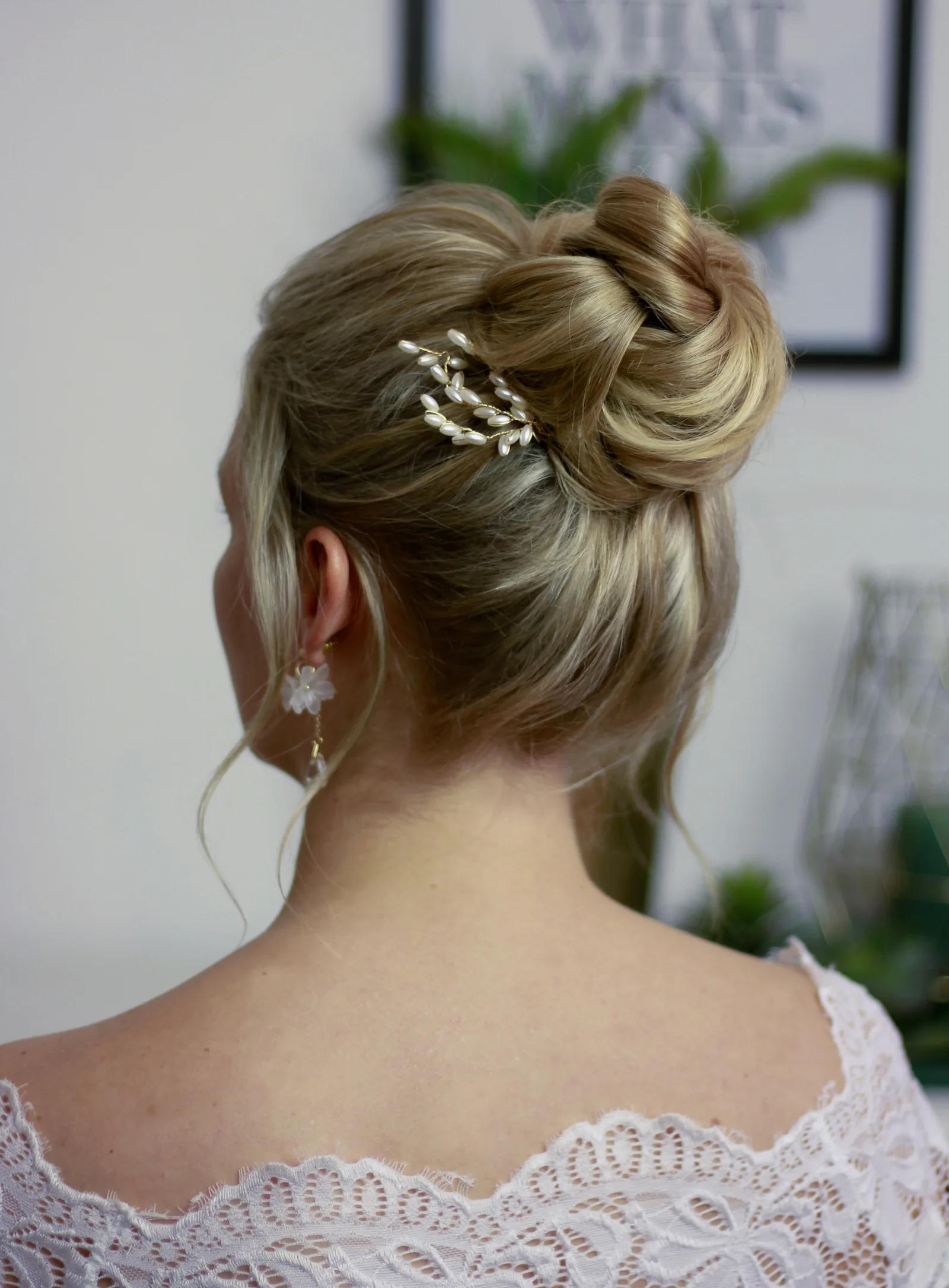 Lockere Frisuren – Videokurs für Hochsteckstyling von Laurie Ibsen 6 Dutt-Hochsteckfrisur mit silbernem Perlen-Haarschmuck von hinten, Braut-Styling