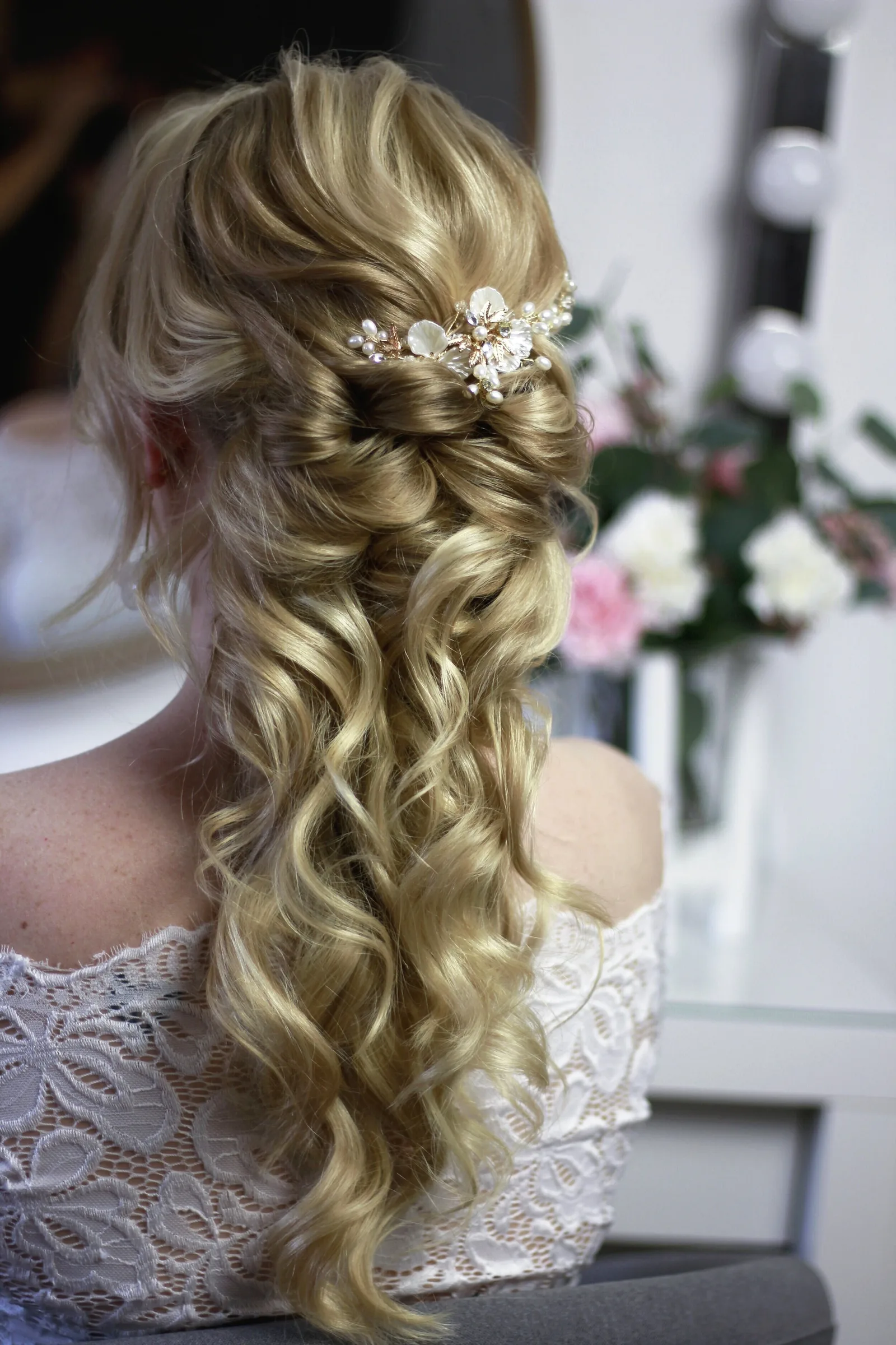 Lockere Frisuren – Videokurs für Hochsteckstyling von Laurie Ibsen 7 Halboffen gesteckte blonde Frisur mit Blüten-Haarschmuck und Locken, romantischer Brautlook