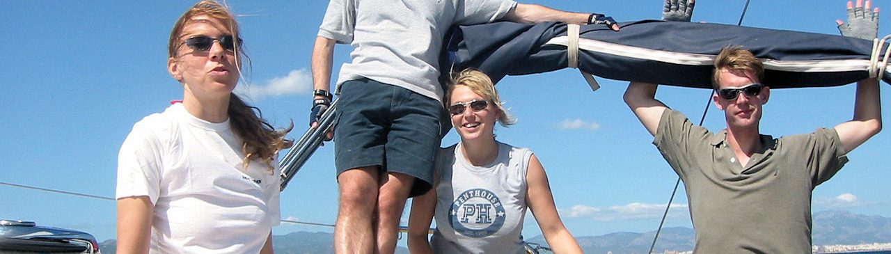 Gruppe von vier Seglern auf einer Yacht beim Segeln im Mittelmeer
