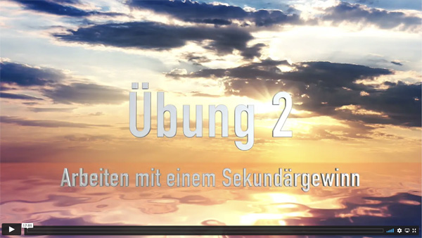 Videostandbild Übung 2 mit Sonnenuntergang und orangem Text