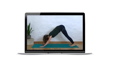 Laptop-Mockup zeigt Yoga-Übung, Frau in Downward Dog Position