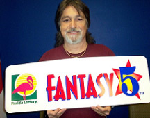 Mann mit Fantasy 5 Lotterie-Schein