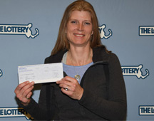 Frau mit Scheck vor Lottery-Increaser-Hintergrund