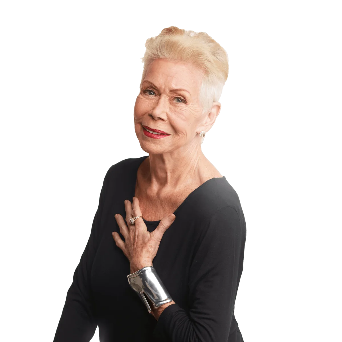 Louise Hay – Videokurs zur Selbstliebe 6 Louise Hay Portrait vor weißem Hintergrund, Hand auf Brust