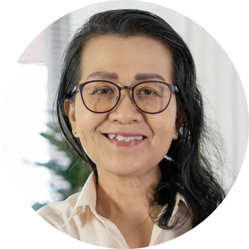 Porträt asiatische Frau mit Brille, weißem Hemd, freundlich lächelnd