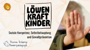 Löwenkraftkinder Plakat mit Löwe, Kinderhand, Text Soziale Kompetenz und Gewaltprävention