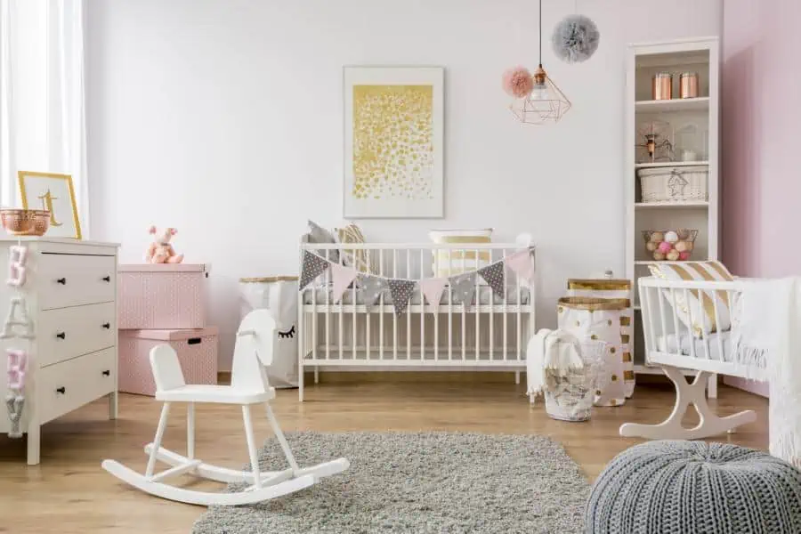 Modernes Feng Shui Kinderzimmer in Weiß und Rosa mit Krippe und Kommode