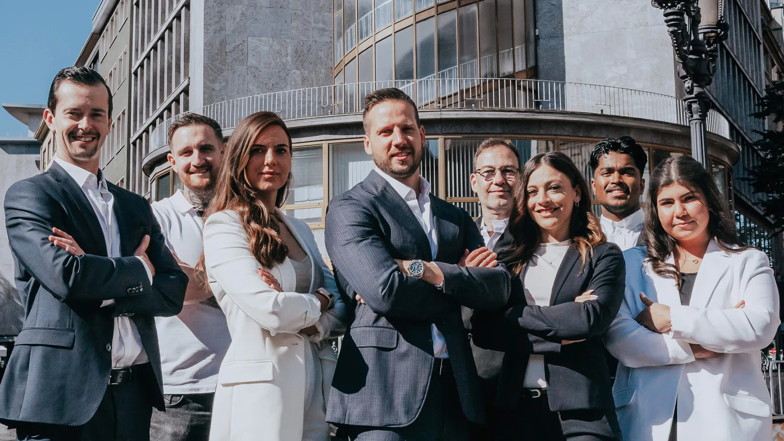 Mach aus Deinem Leben eine Meisterleistung – E-Book über Mindset 1 Team von Alexander Lang Consulting mit 8 Personen in Business-Kleidung vor modernem Gebäude