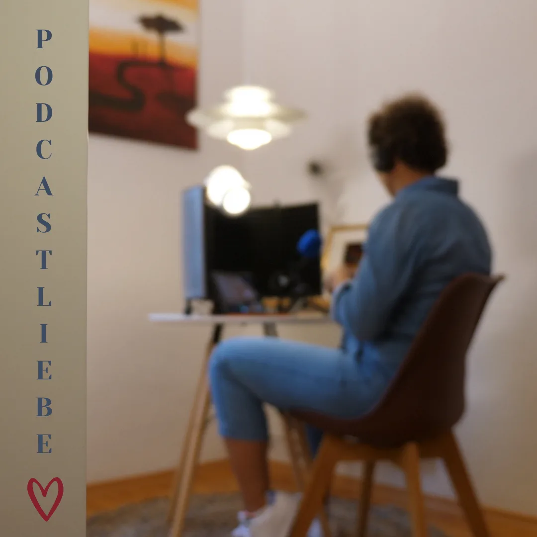 Frau in blauem Hemd sitzt vor Computer mit Podcast-Technik, vertikal formatiert