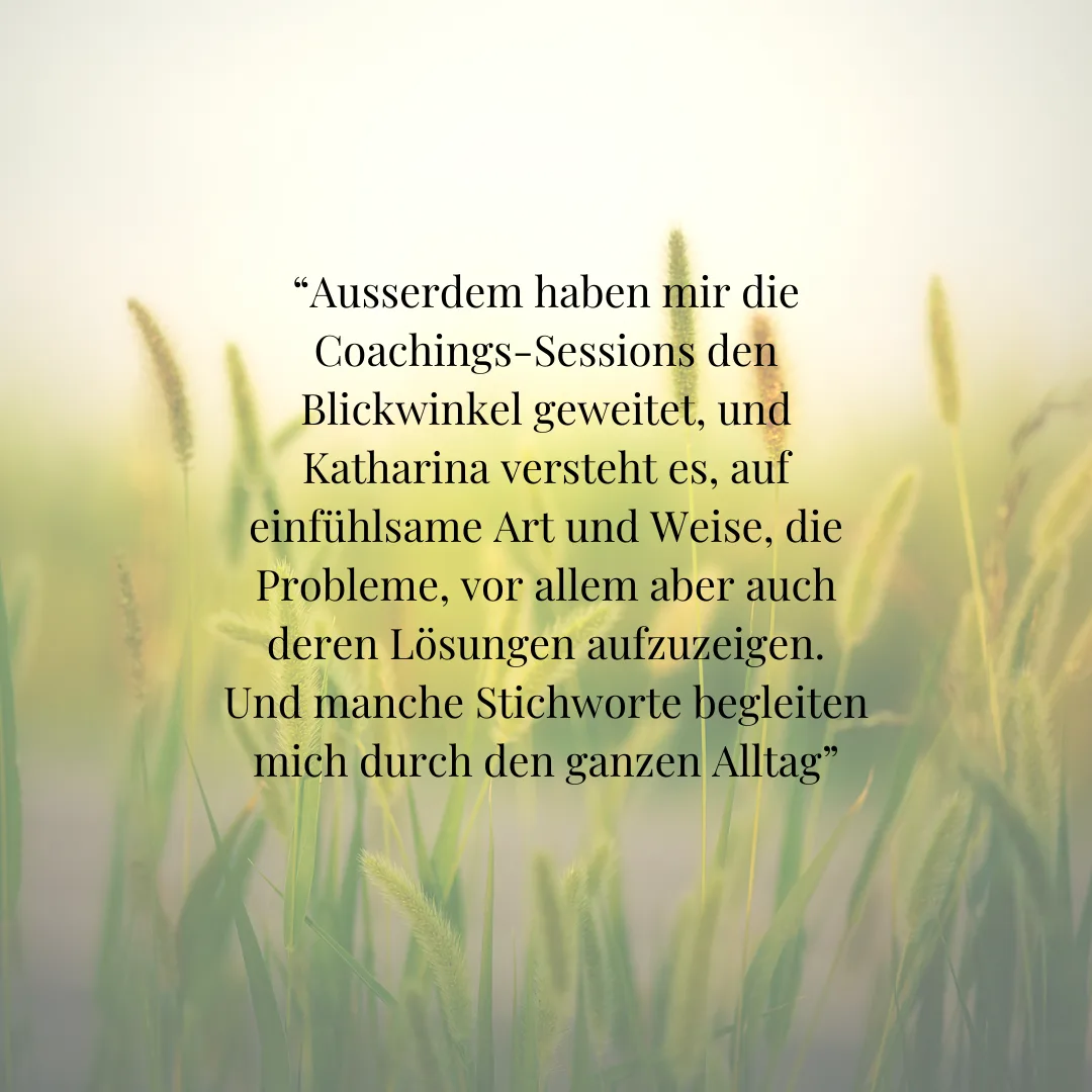 Testimonial Zitat über Coaching und Alltag auf grünem Gräser-Hintergrund