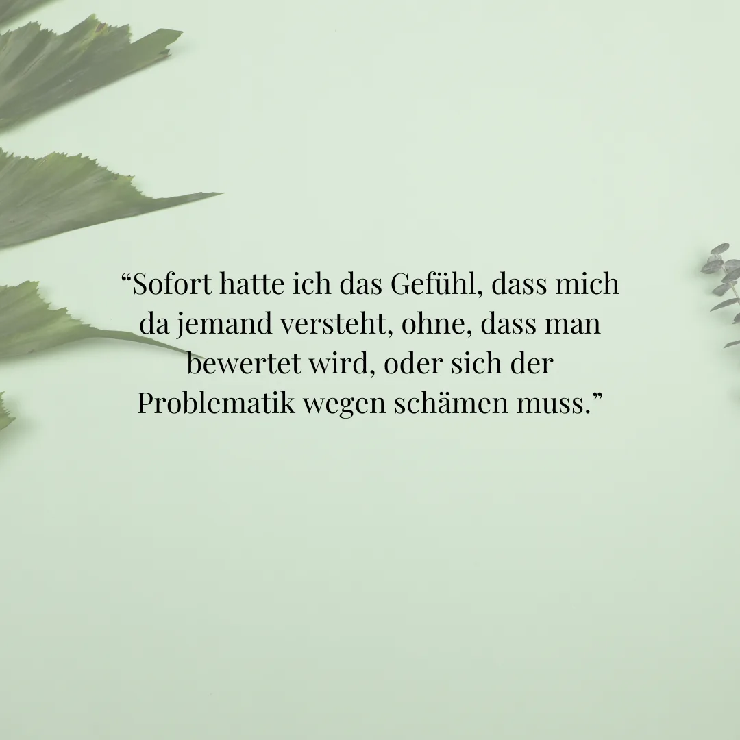 Testimonial Zitat über Verständnis und Akzeptanz auf minzgrünem Pflanzen-Hintergrund
