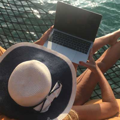 Magie der Wechseljahre – Videokurs zur Frauengesundheit 8 Frau mit Laptop auf Segelboot, Online-Kurs Header