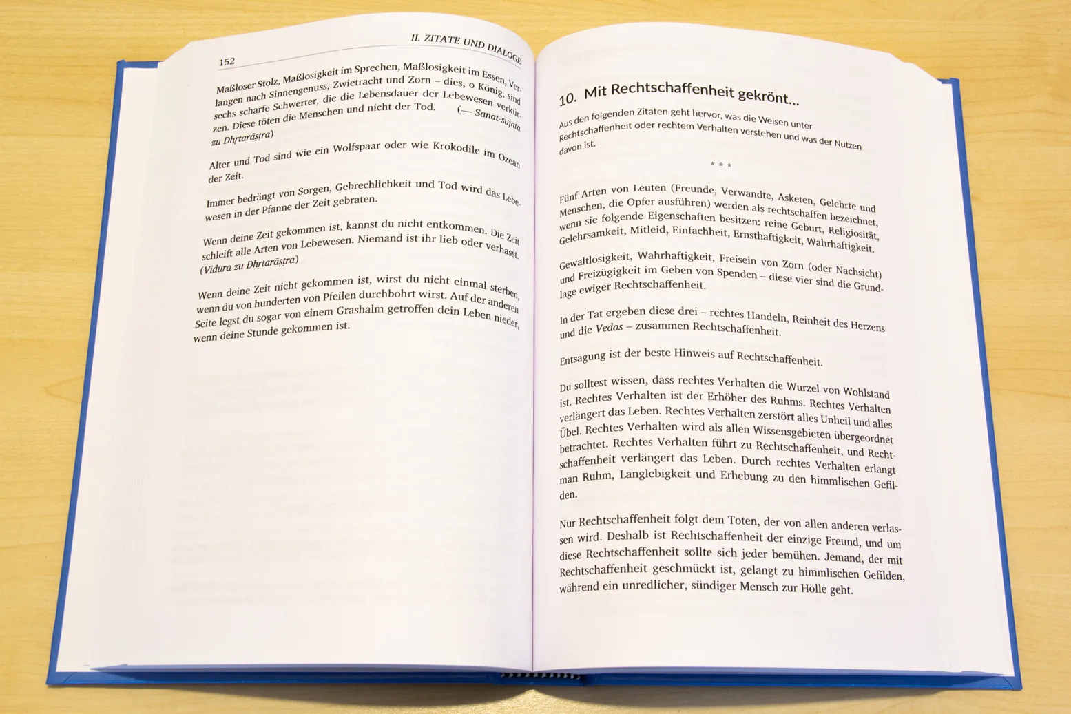 Mahabharata – E-Book zum indischen Epos von Atmarama Verlag 3 Aufgeschlagenes Buch mit Zitaten und Dialogen aus Mahabharata, Kapitel 10 Mit Rechtschaffenheit gekrönt