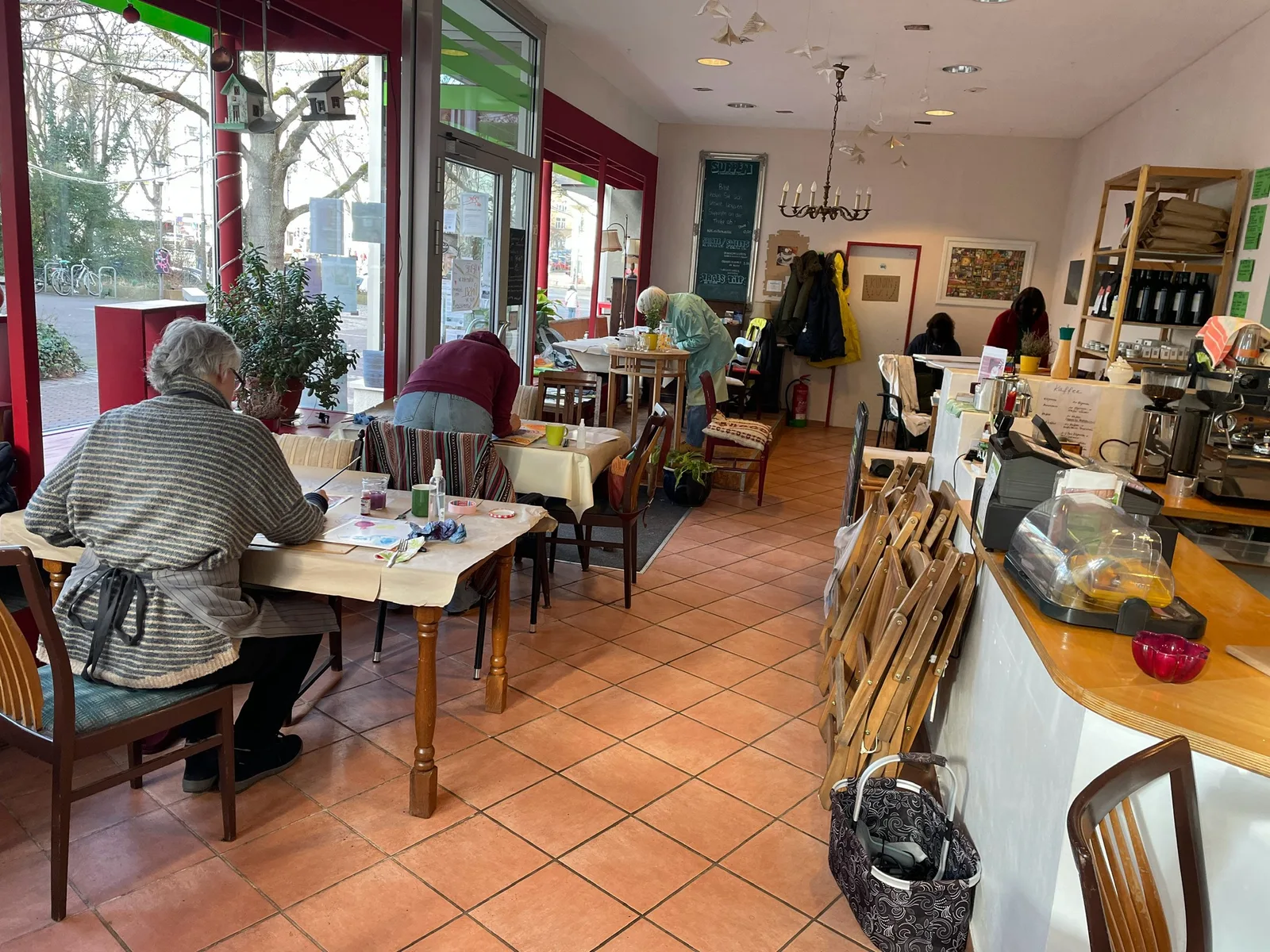 Malflow-Café in Kassel mit Teilnehmern beim Malen