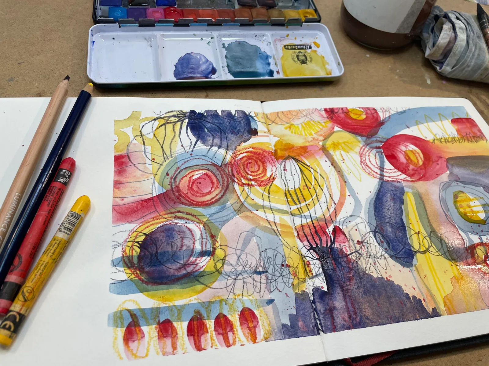 Aquarellmalerei mit bunten Farben und Zeichnungen