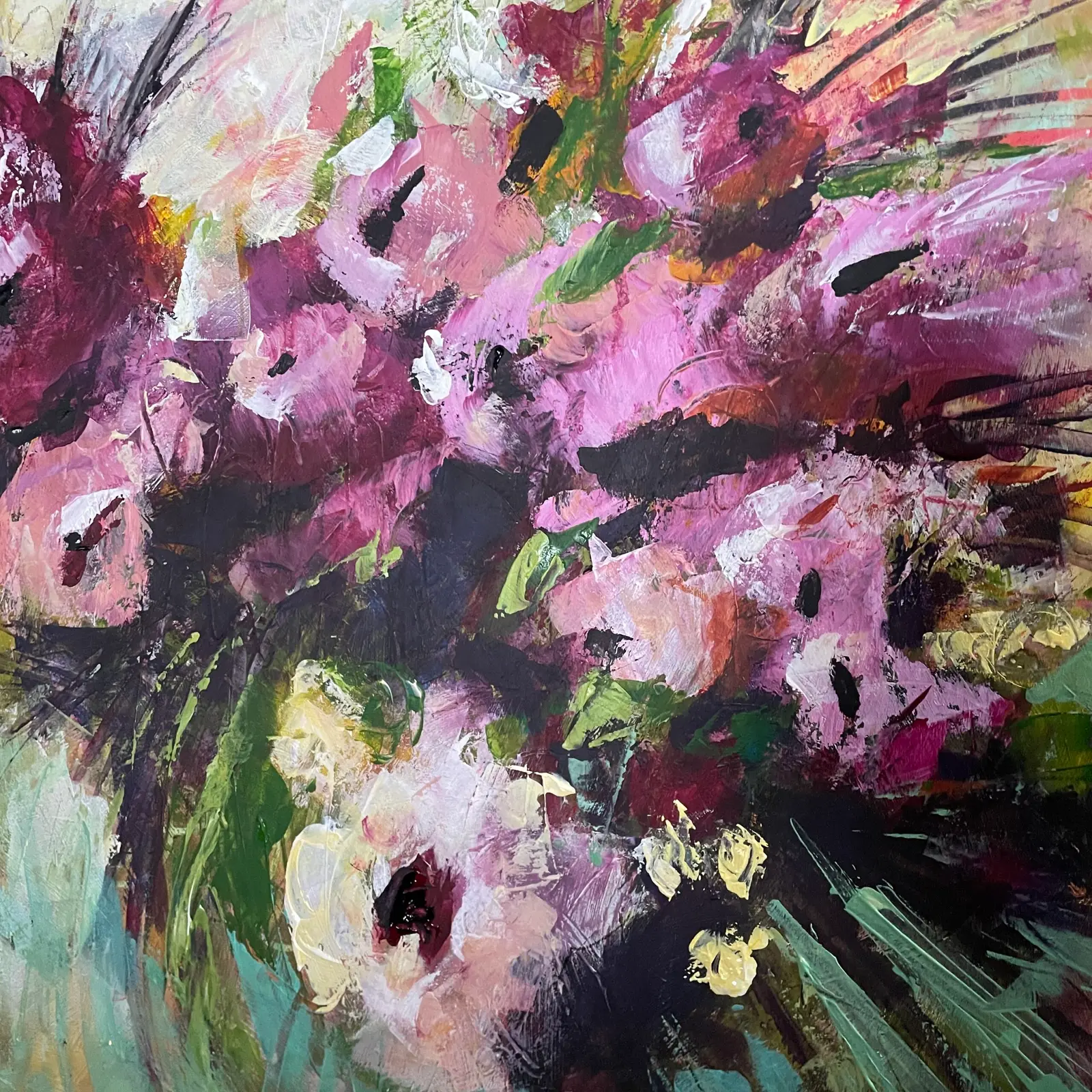 Abstrakte Acrylmalerei mit rosa, magenta und grünen Farbschichten