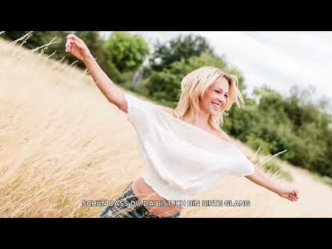 Standbild Video: Birte Glang auf Weizenfeld mit erhobener Hand, strahlend