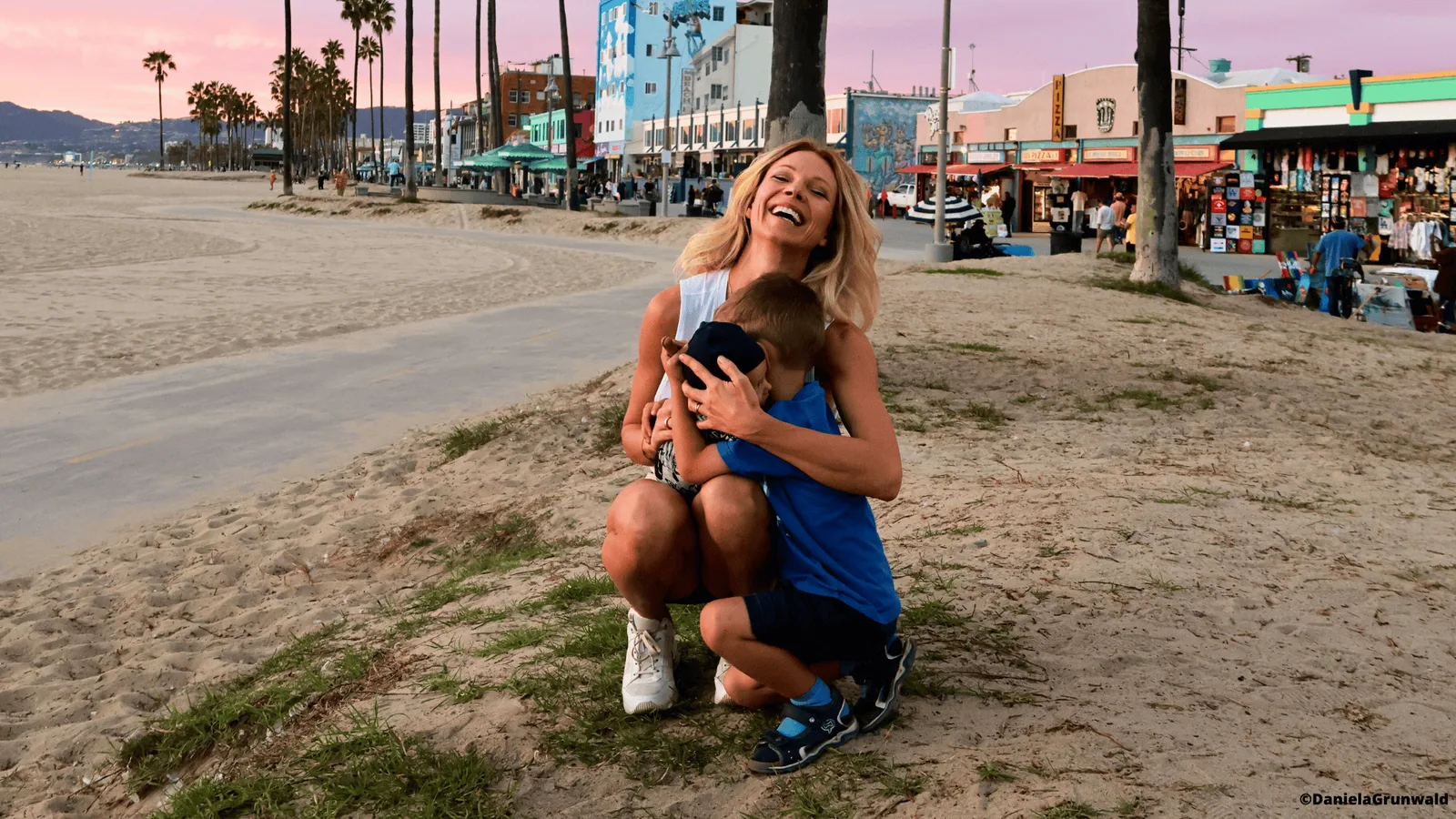 Birte Glang mit Kind am Strand Venice Beach, lachend, Familie, sonnig