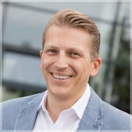 Manifestation Master – Videokurs zur Wunscherfüllung 9 Porträtfoto von Tobias Beck, Mann mit blondem Haar im Blazer lächelnd