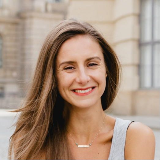 Manifestation Master – Videokurs zur Wunscherfüllung 6 Porträtfoto von Laura Seiler, Frau mit langen braunen Haaren und Lächeln