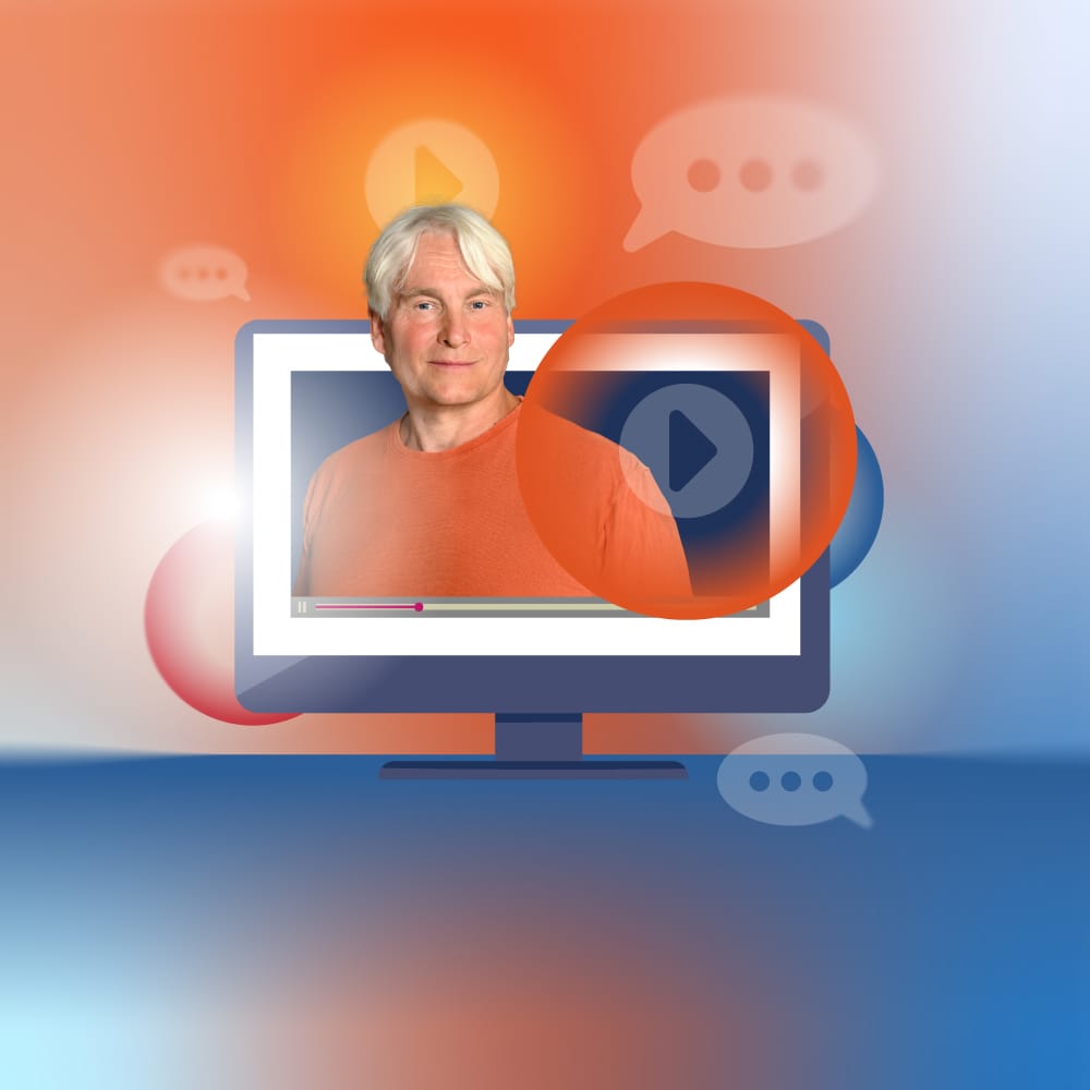 Mann in orangem Shirt auf Computerbildschirm mit Play-Button und Sprechblasen, orange-blaue Farbgestaltung