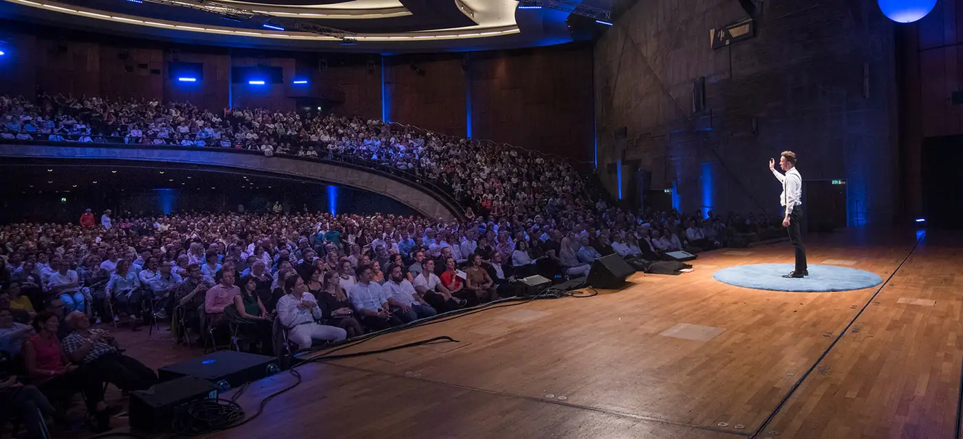 Marketing MasterClass – Videokurs zu Positionierung und Marke 2 Felix Thönnessen spricht vor großem Publikum in modernem Auditorium