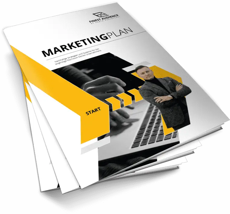 Gestapelte Printausgaben des Marketingplan Buches mit gelbem Chevron-Design