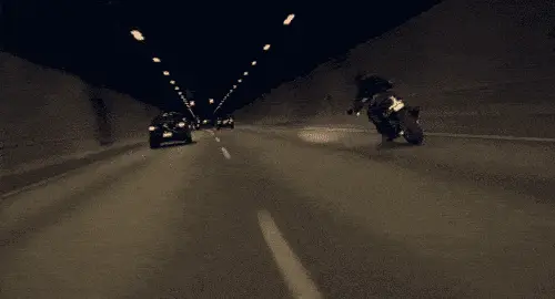 Nachtszenario in Tunnel mit Autos und Motorrad in bewegter Perspektive
