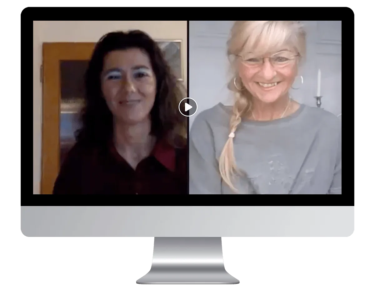 Video-Testimonial: Split-Screen mit zwei lächelnden Frauen, Play-Button-Symbol