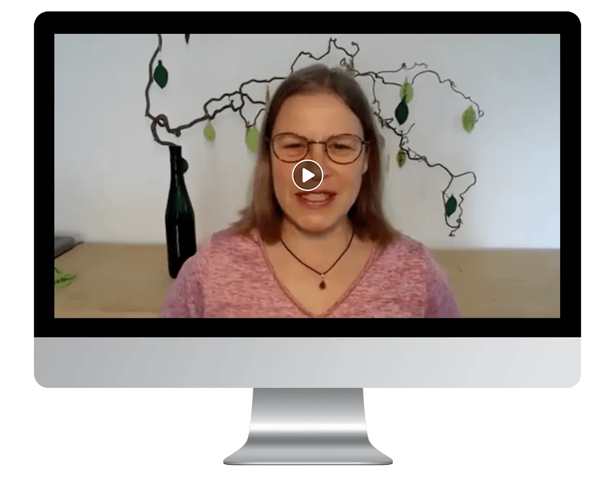 Video-Testimonial: Junge Frau mit Brille vor Pflanzen-Deko lächelt, Play-Button-Symbol
