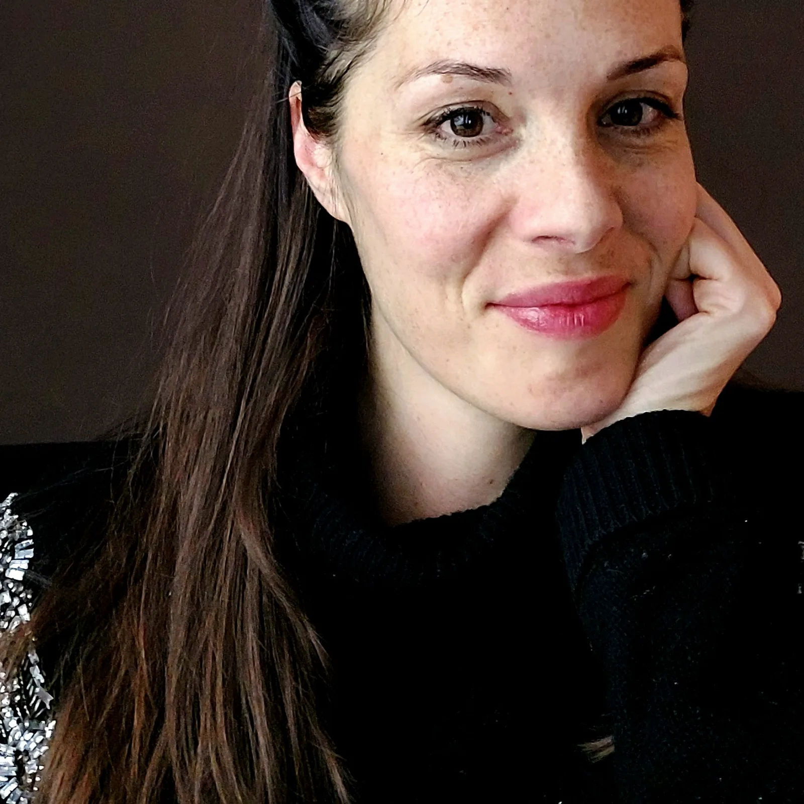 Master Alchemist – Videokurs zum Manifestieren von Simone Weber 8 Porträtfoto von Simone Ibrahim, Frau mit braunen Haaren und rosa Lippenstift, lächelnd