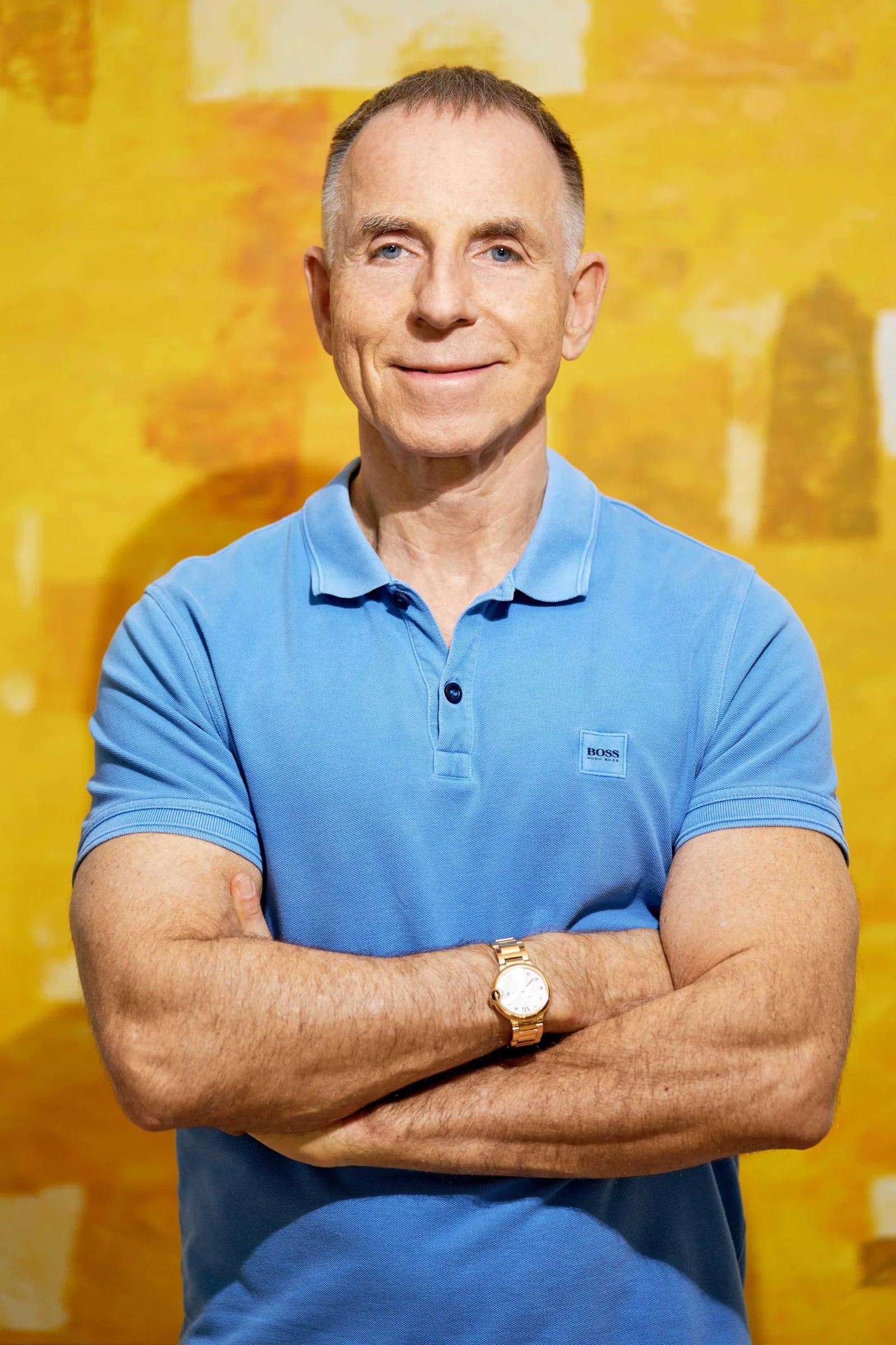 Master-Class Finanzielle Freiheit – Videokurs zum Vermögensaufbau 10 Portraitfoto von Dr. Rainer Zitelmann in blauem Poloshirt vor gelbem Hintergrund
