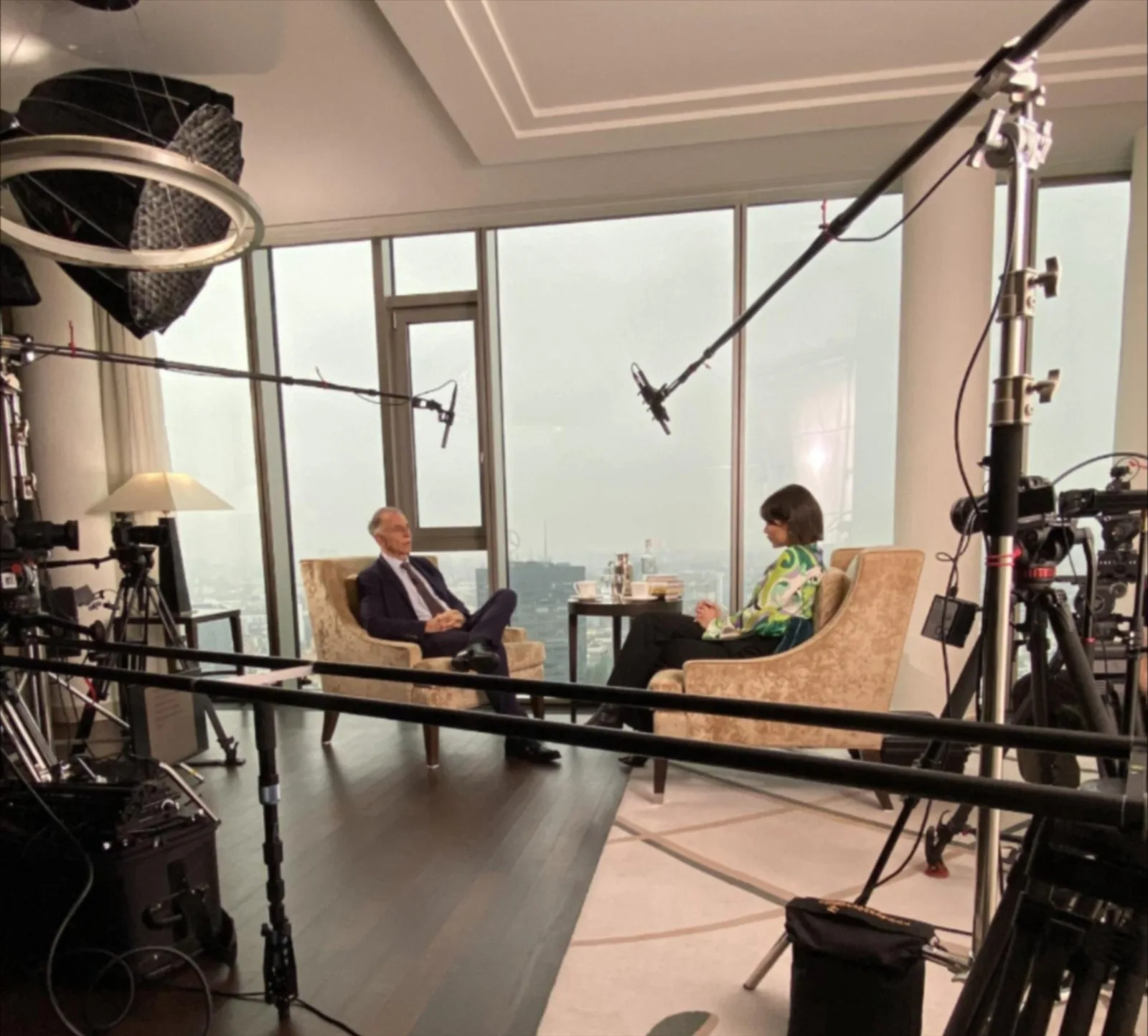 Master-Class Finanzielle Freiheit – Videokurs zum Vermögensaufbau 9 Videostandbild aus Kurs mit Dr. Rainer Zitelmann im Interview mit Moderatorin in Studio
