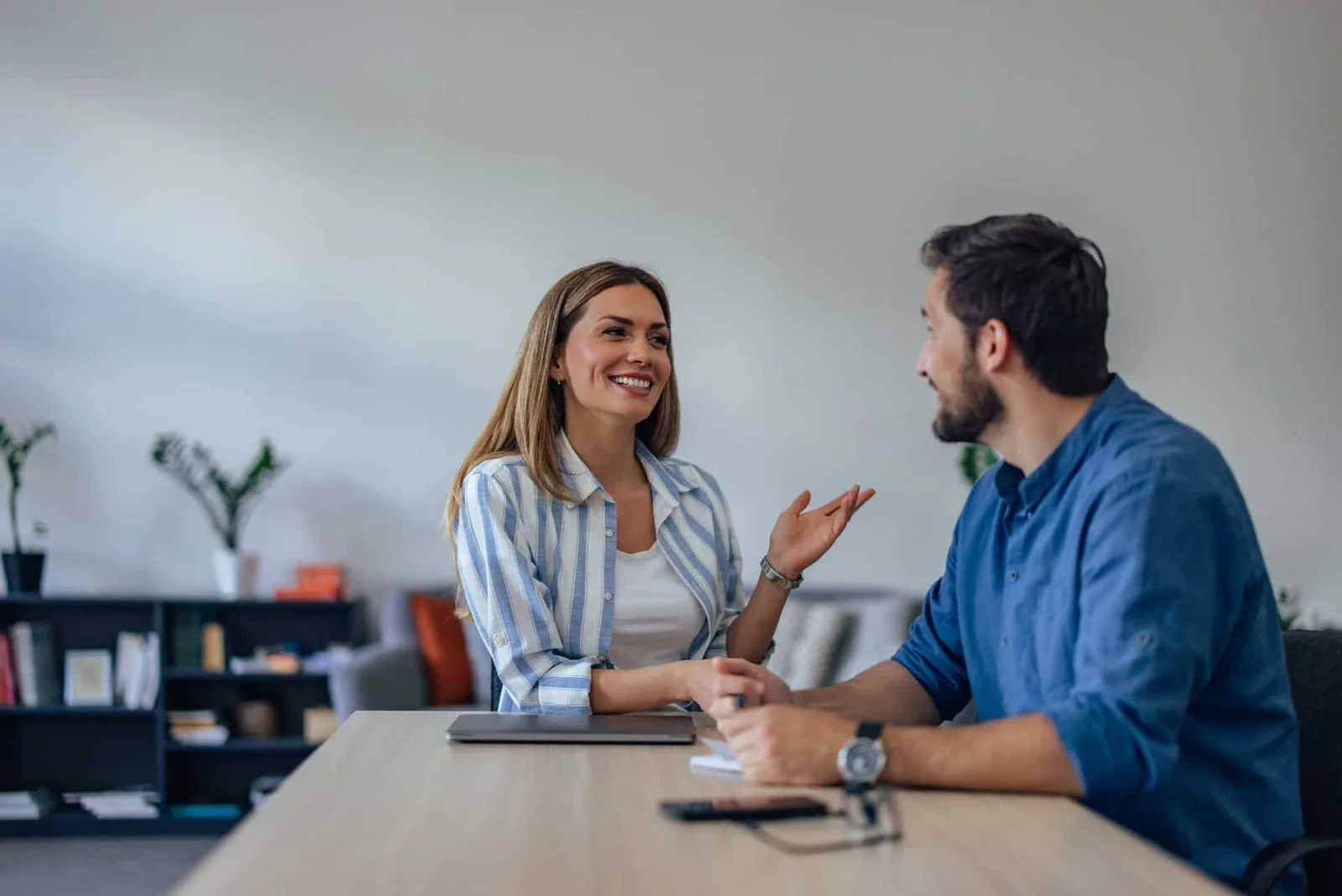 Masterclass – Coach-Weiterbildung im Abo von Anna Schaub 4 Frau und Mann in Büro beim Coaching-Gespräch am Tisch mit Tablet