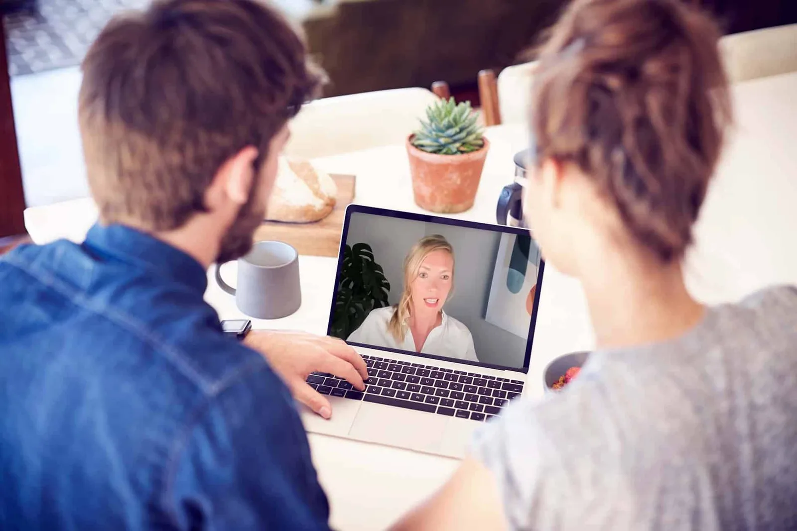 Masterclass – Coach-Weiterbildung im Abo von Anna Schaub 5 Paar bei Online-Videokonferenz auf Laptop mit Coach Anna Schaub