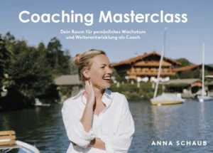 Coaching Masterclass von Anna Schaub, Frau in weißem Hemd am See mit Booten und Holzhaus