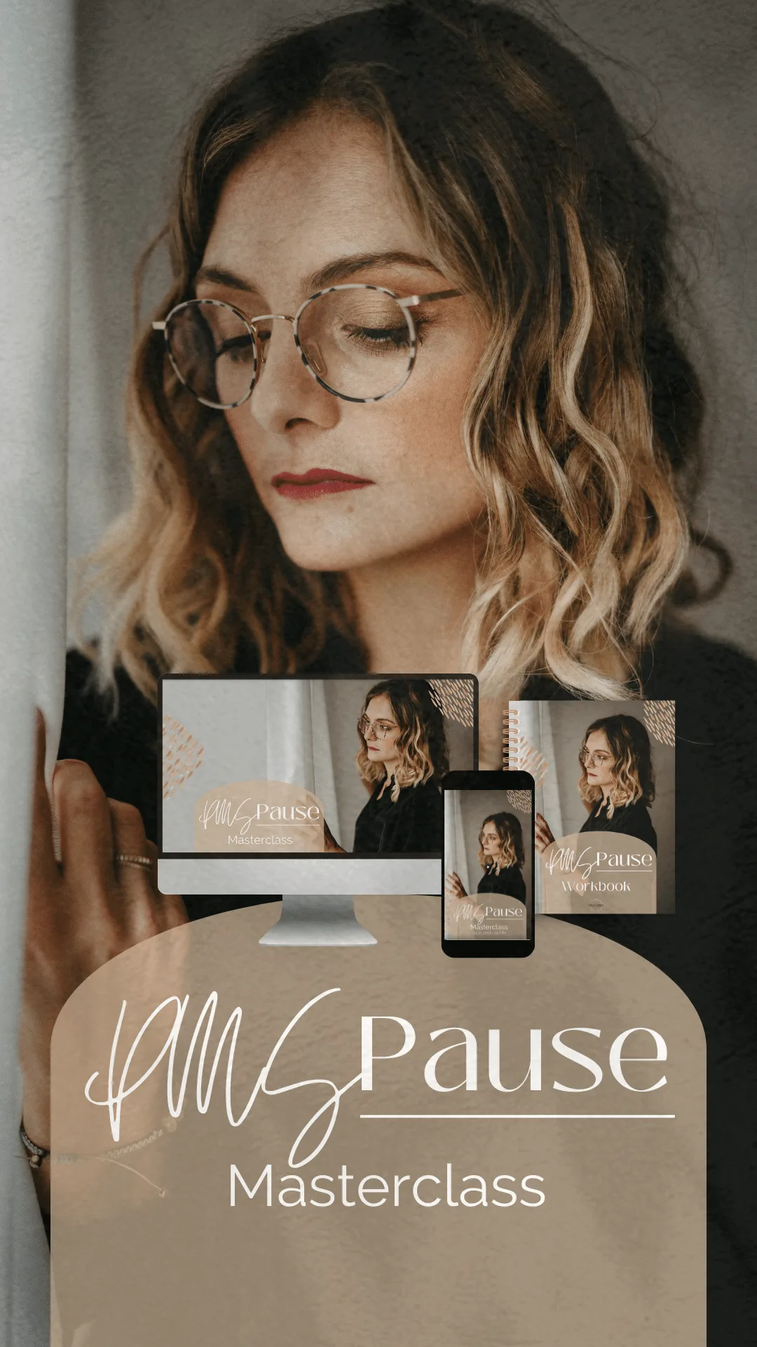 Mockup der PMS-Pause Masterclass von Lisa Stober mit Frau in Brille, Desktop-, Tablet- und Smartphone-Ansicht des Kurses