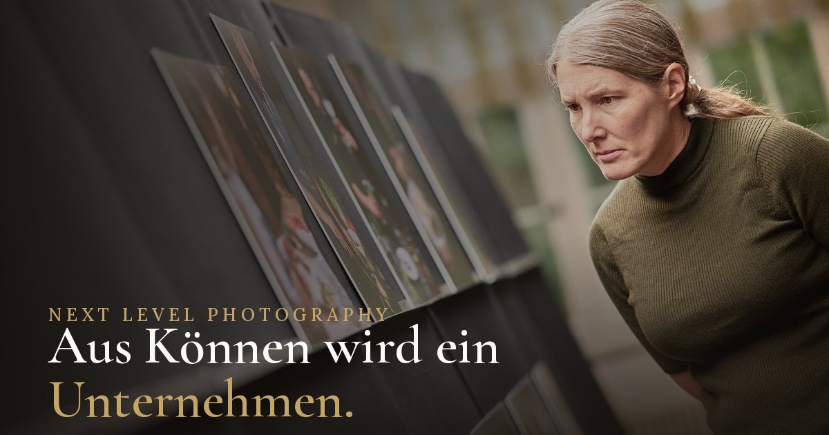 Frau in olivgrünem Pullover blickt nachdenklich auf Fotografie an Wand, Next Level Photography Branding