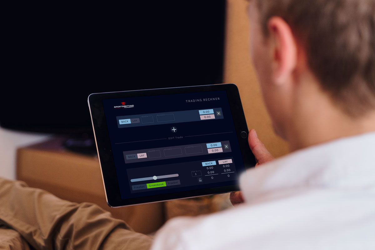 iPad in Hand mit Kursinhalten