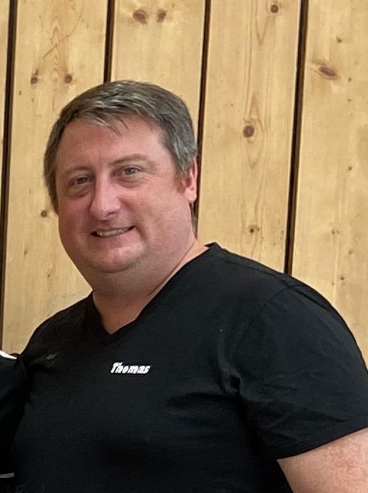 Thomas Neumann in schwarzem Shirt mit Thomas-Logo