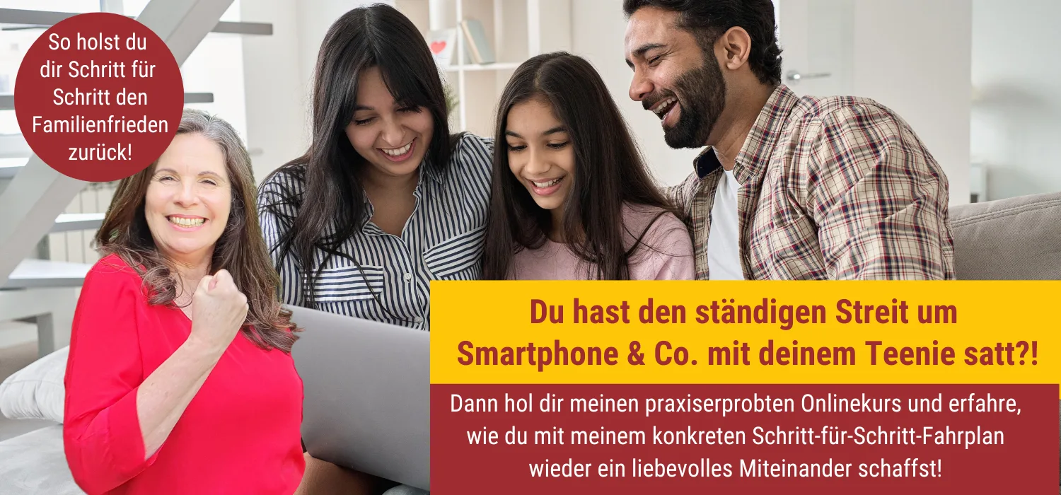 Titelbild Medienkonsum: Frau in rotem Shirt mit Familie auf Sofa, Text über Smartphone-Streit und Onlinekurs