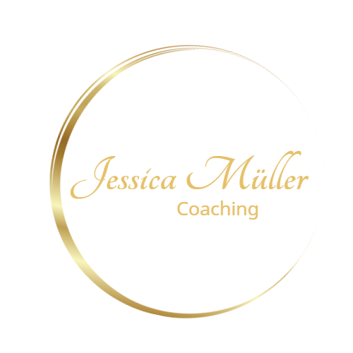 Meditation Selbstvertrauen aufbauen von Jessica Müller 3 Jessica Müller Coaching Logo mit goldenem Kreis und Schriftzug auf weißem Hintergrund