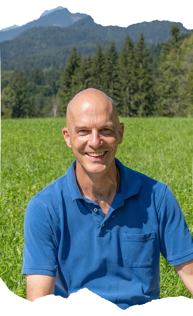 Christian Opitz Portrait lächelnd vor Berglandschaft