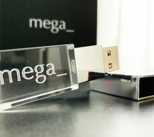 Mega Stick USB-Speicherstick mit transparentem Design und goldenem USB-Anschluss