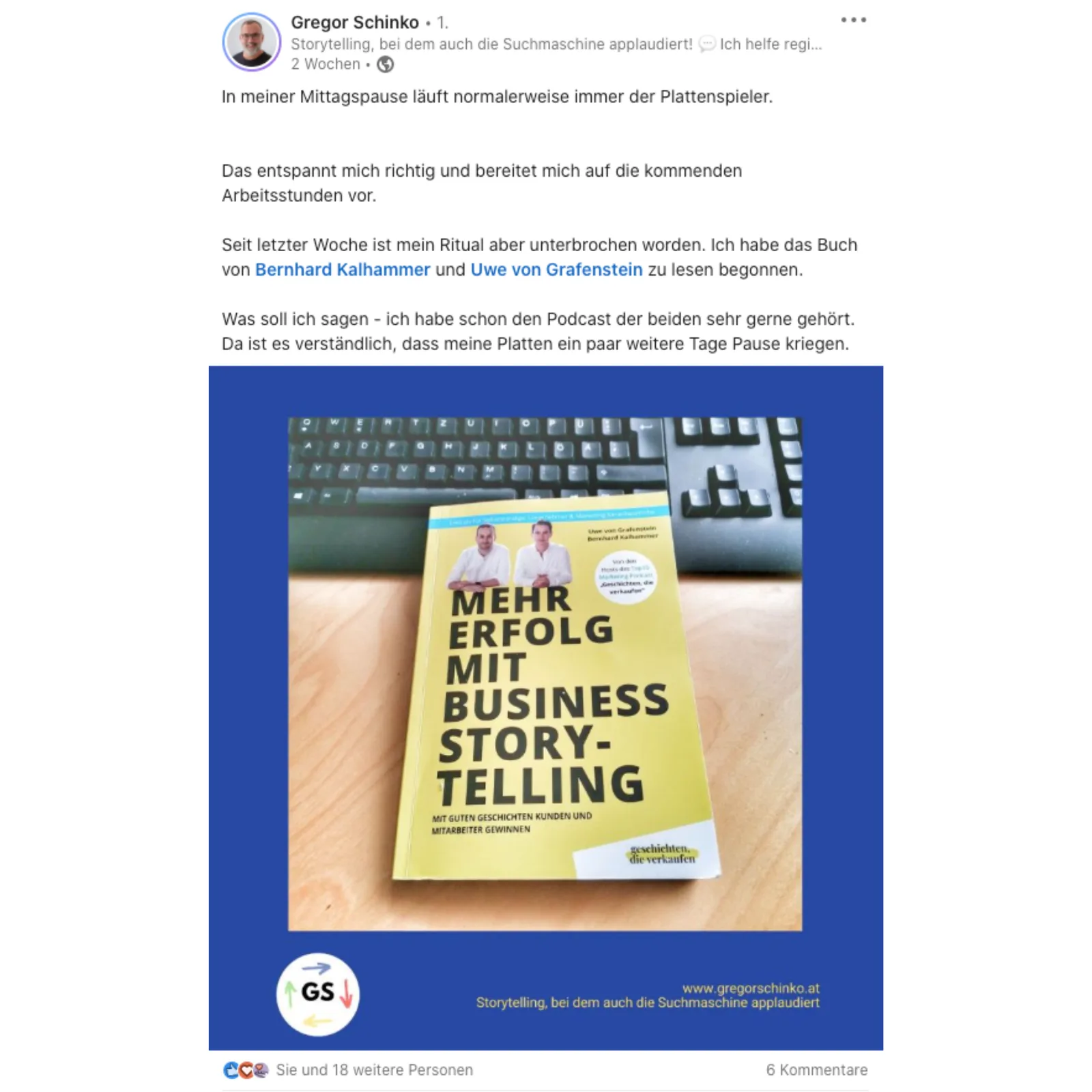 Mehr Erfolg mit Business Storytelling von Bernhard Kalhammer 16 LinkedIn-Post von Gregor Schinko mit Buch-Mockup auf blauem Hintergrund