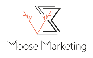 Mehr Erfolg mit Business Storytelling von Bernhard Kalhammer 11 Logo Moose Marketing mit Sanduhr-Symbol und orangem Schriftzug