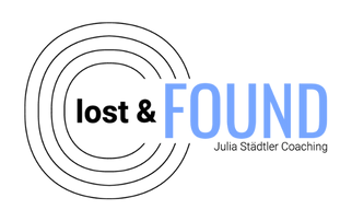 Mehr Erfolg mit Business Storytelling von Bernhard Kalhammer 13 Logo lost and FOUND Julia Städter Coaching mit Kreis-Symbol