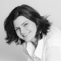 Nicole Zieseniss, Schwarzweiß-Porträt, dunkelhaariger Frau