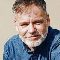 Stefan Lange, älterer Mann im blauen Hemd, Porträt