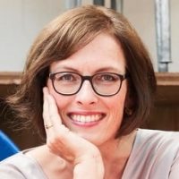 Ursula Sarntheim, Frau mit Brille und rötlichem Haar, Porträt